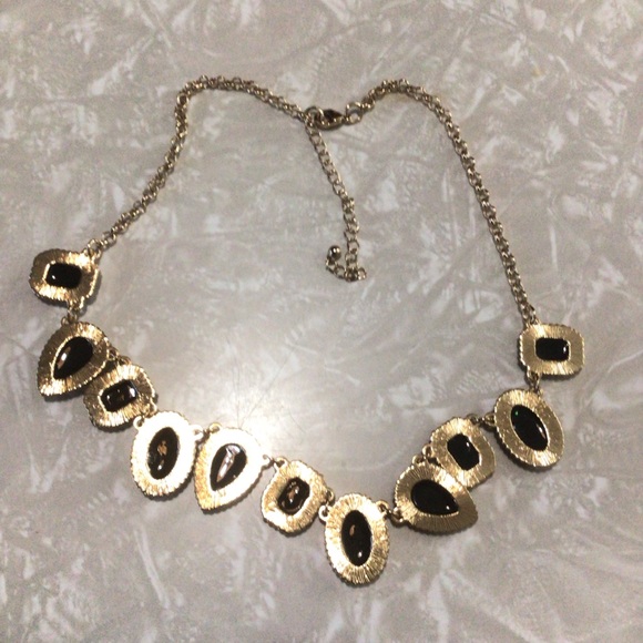 Women’s gold tone abalone look design green faux crystal statement necklace - Picture 3 of 4